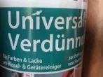Lasur und Farben aus Bekleidung mit Verdünner entfernen