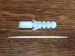 Dübel in bröckeliger Wand hält mit Zahnstochern
