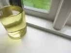 Weiße Fugen an Fenstern mit Speiseöl weiß machen