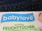 Verschmutzte Tastatur mit Babyfeuchttüchern reinigen