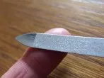 Sekundenkleber am Finger mit der Nagelfeile entfernen