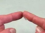 Sekundenkleber an den Fingern mit Vaseline entfernen