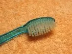 Hygienische Zahnbürsten mit Gebissreiniger