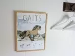 Bilder an zwei Wänden auf gleicher Höhe aufhängen