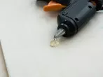 Mit Heisskleber Kabel verlegen