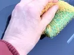 Insektenschmutz von der Autoscheibe entfernen
