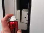 Haarspray gegen quietschende Türen