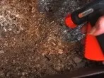 Asche aus offenem Kamin entfernen: vorher anfeuchten