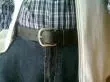 Gepflegtes Aussehen am Männerbauch mit Hosenträgern