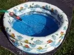 Alter Teppich als Unterlage für Billig-Planschbecken