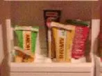 Tuben (Senf-, Tomatenmark usw.) im Kühlschrank ordnen