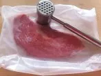 Schnitzel klopfen im Beutel von Müsli- & Cornflakes-Packungen