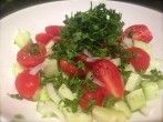 Frischer leckerer Gurken-<strong>Tomatensalat</strong> mit Petersilie
