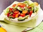 Frischer Salat mit <strong>ger&ouml;steter Paprika</strong>