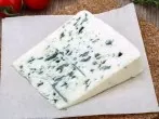 Salzkartoffeln mit Schinken und Roquefortkäse-Soße