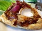 Ziegenk&auml;se auf karamellisierten roten Zwiebeln in <strong>Bl&auml;tterteig</strong>
