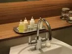 Wenige Spritzflecken am Badezimmerspiegel schnell entfernen
