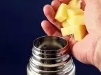 Thermoskannen mit Kartoffeln reinigen