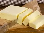 Leckere Butter mit Zwiebeln zu frischem Brot oder Baguette