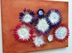 Acrylbild mit Blütenblättern einer Plastikblume