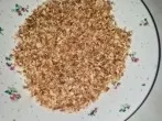 Knuspriges Dessert-Topping: karamellisierte Kokosflocken