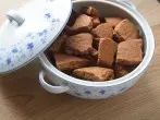 Omas Honiglebkuchen-Bruch mit Sahne