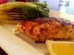 Gebratener Romanasalat mit Hühnchen