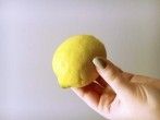 Metalloberfl&auml;che der K&uuml;che mit Zitrone reinigen