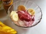 Naturjoghurt mit <strong>Banane</strong> und <strong>Marmelade</strong>