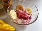 Naturjoghurt mit Banane und Marmelade