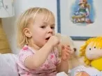 Nächtlichen Husten bei Kindern lindern