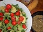 Avocado-Tomate-Rucola-Salat mit Banane-<strong>Honigdressing</strong>