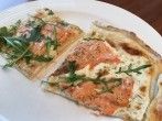 <strong>Flammkuchen</strong> mit frischem Lachs und Rucola