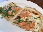 Flammkuchen mit frischem Lachs und Rucola