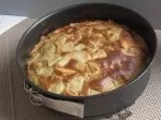 Birnenkuchen mit Nusshaube in einer Springform gebacken