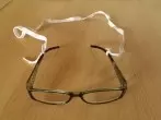 Brille an Schnürsenkel