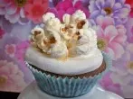Schoko-Cupcakes mit Popcorn-Topping