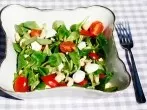 Feldsalat mit Mozzarella und Cocktailtomaten