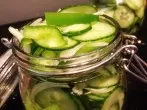 Gurkensalat im Glas