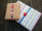Geschenke mit Knöpfen verpacken