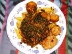 Curry mit Karottengr&uuml;n, <strong>H&uuml;hnerfleischb&auml;llchen</strong> und Kartoffel Wedges