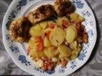<strong>Kartoffelsalat</strong> mit Tomaten und H&auml;hnchenmedaillons
