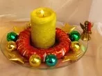 Adventsdeko mit umwickeltem Kranz, Kugeln und Sternen