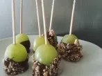 Fingerfood-Trauben im Schokomantel