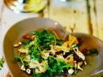 Nudelsalat mit Rucola und Pinienkernen