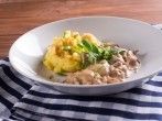 Kalbsleber-Rahmgulasch mit &Auml;pfeln und Zwiebeln