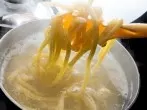 Nudeln kochen - Zeit und Energie sparen