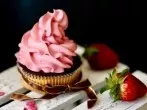Erdbeer-Vanillepudding Frosting für Muffins