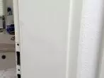 Dunkle Haarfarbe von Badezimmertür entfernen