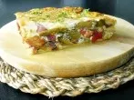 Zucchini-Tarte mit Paprika, Tomaten und Schafskäse